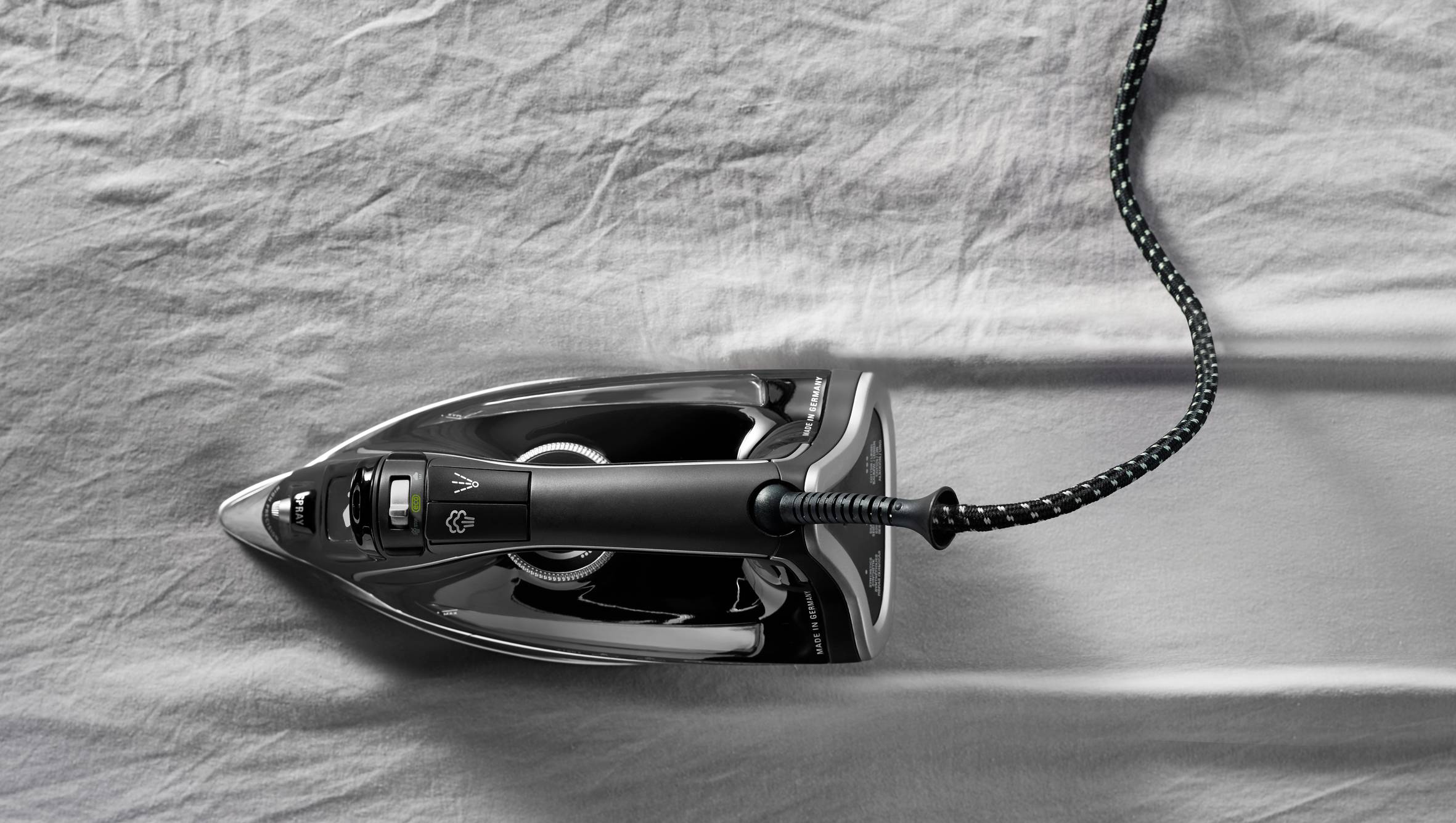 Pro Master, Plancha de vapor, Gran distribución del vapor, Golpe de vapor de 200 g/min, Negra