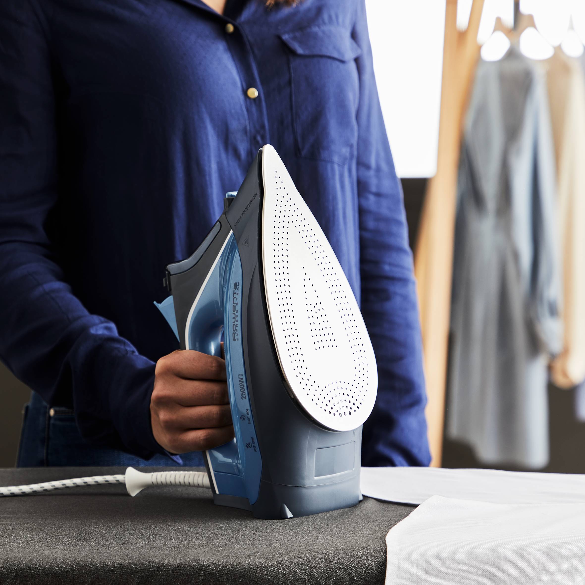 Express Steam de Rowenta, Plancha de vapor,Suela Microsteam 300, Perfecta Distribución del Vapor, Plancha con Salida de Vapor Continuo 40 g/min, Golpe de Vapor 160 g/min