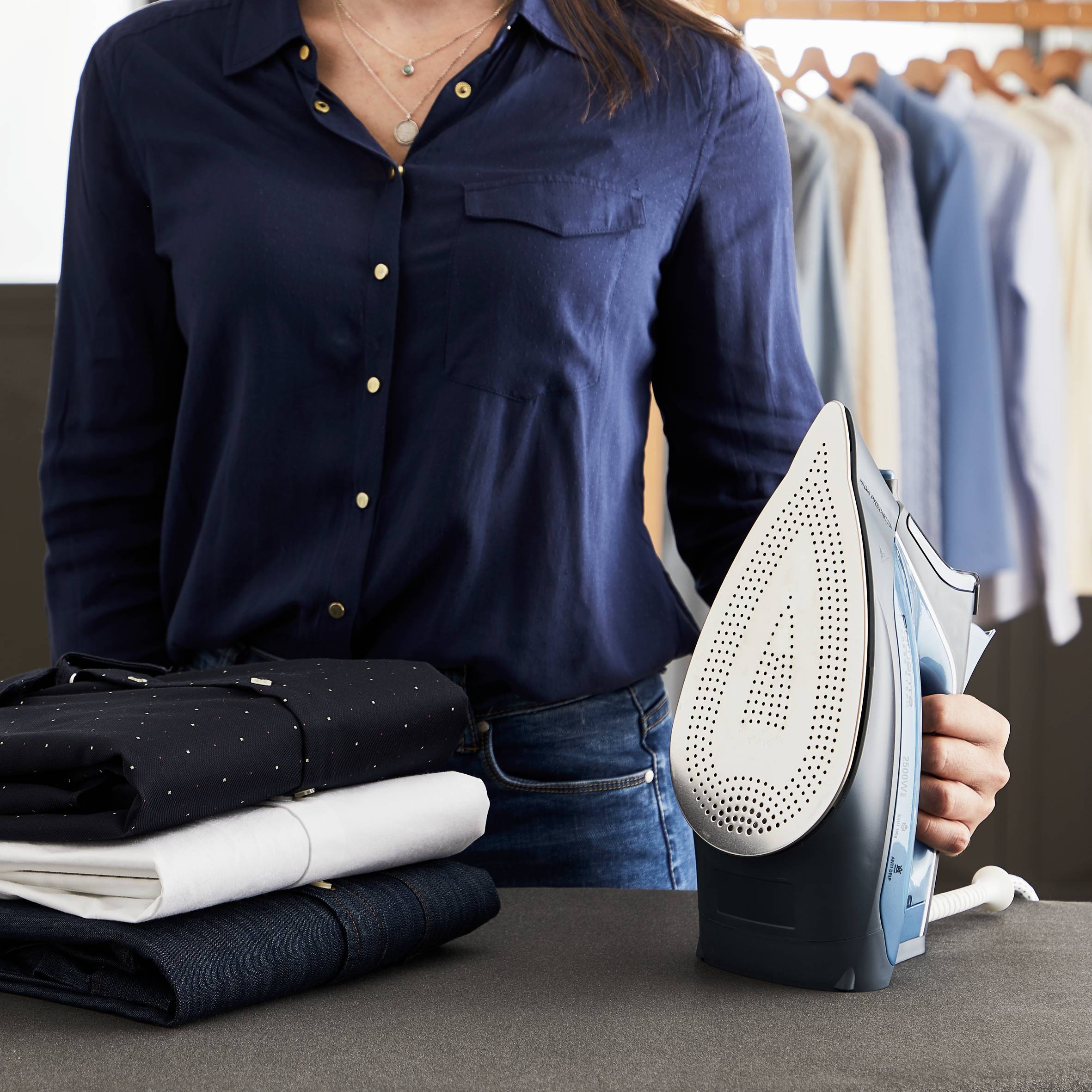 Express Steam de Rowenta, Plancha de vapor,Suela Microsteam 300, Perfecta Distribución del Vapor, Plancha con Salida de Vapor Continuo 40 g/min, Golpe de Vapor 160 g/min