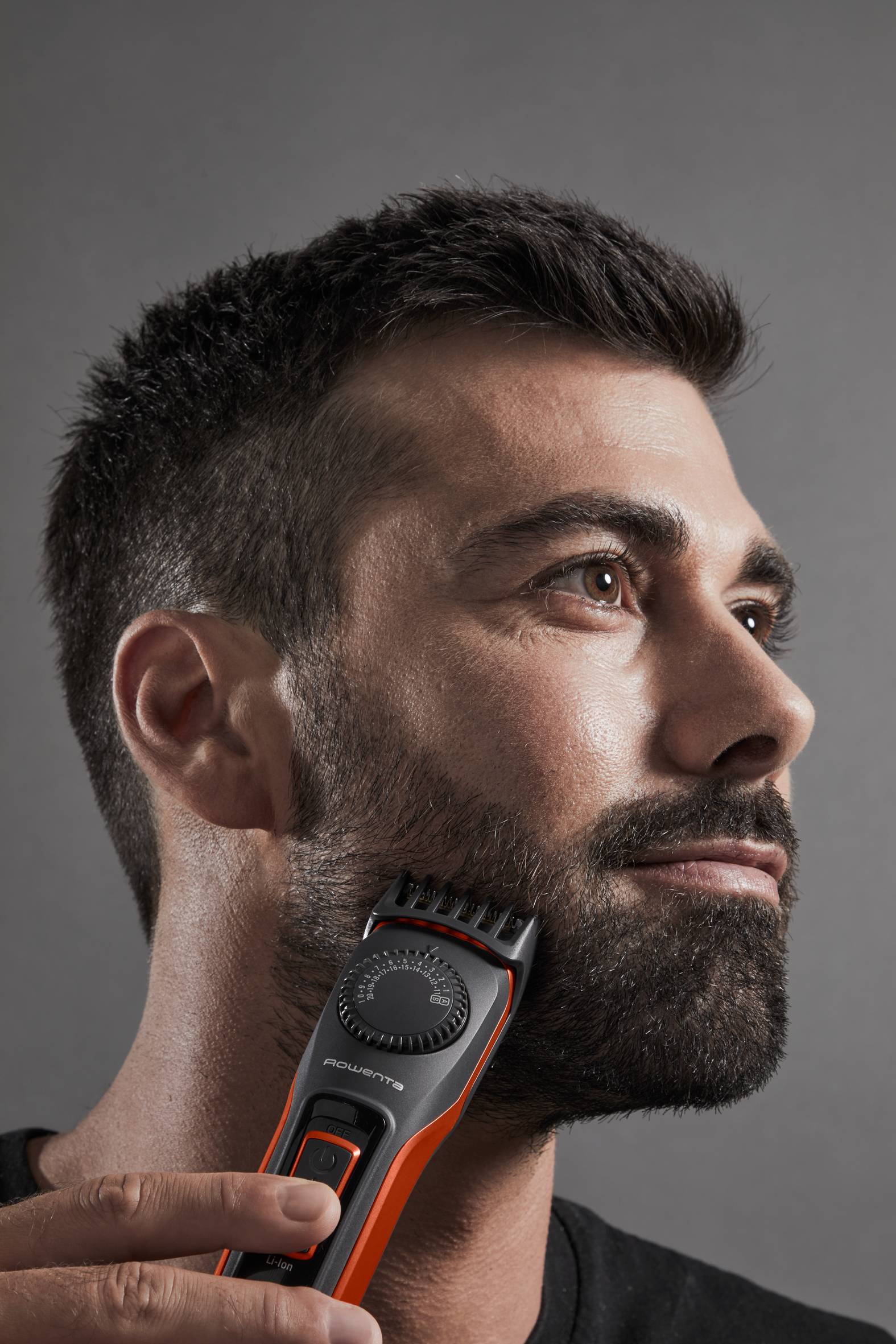 Virtuo Style, Barbero, Revestimiento de titanio, 2 peines ajustables, Rojo