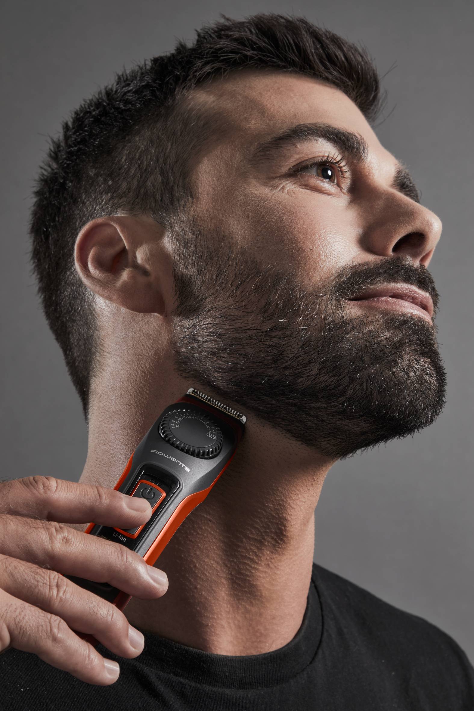 Virtuo Style, Barbero, Revestimiento de titanio, 2 peines ajustables, Rojo