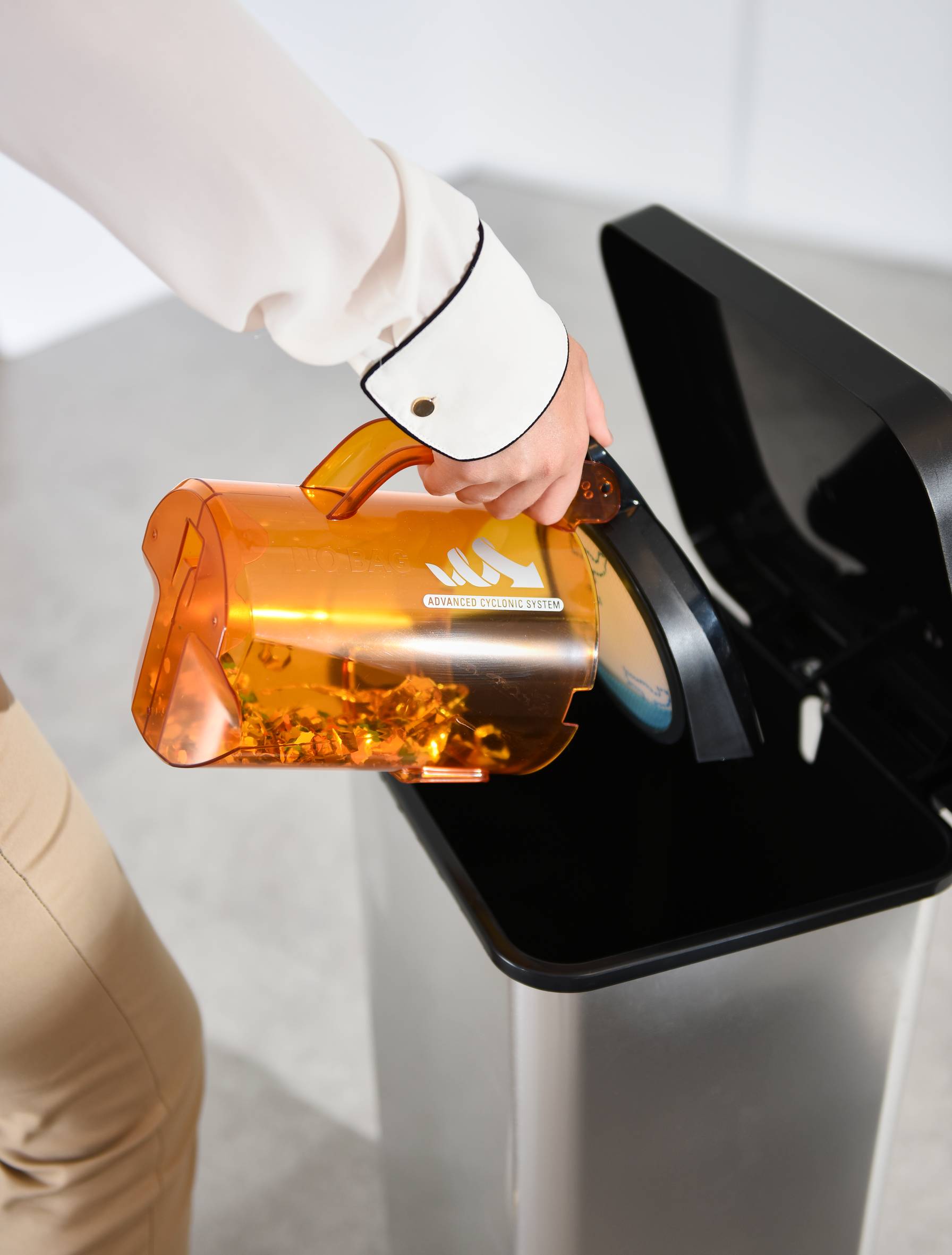 COMPACT POWER CYCLONIC NARANJA Y NEGRO + 2 ACCESORIOS